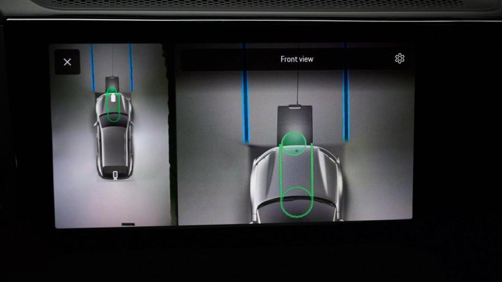 Sistema de aparcamiento para cargar el Porsche Cayenne de forma inalámbrica