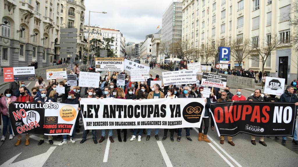 Manifestación en Madrid con pancartas que piden 'Ley antiocupas ya' y 'Okupas no'.