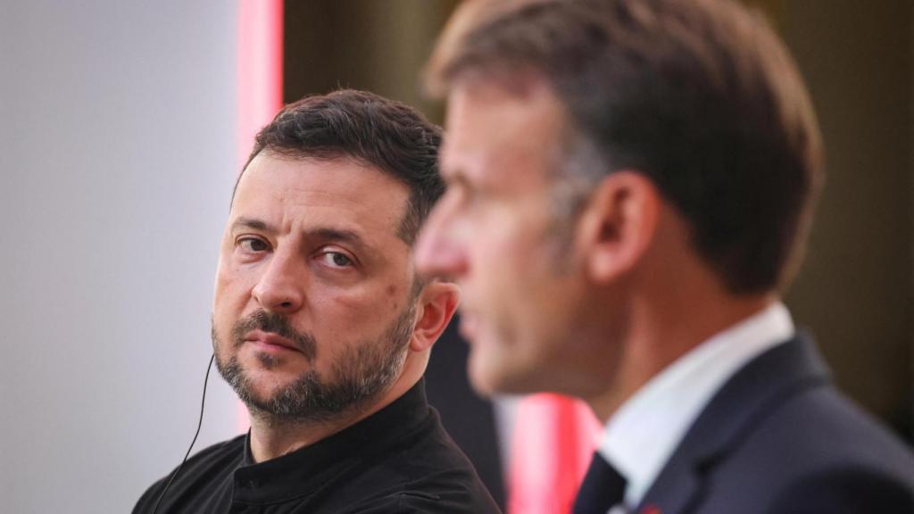 Volodímir Zelenski y Emmanuel Macron, en la rueda de prensa posterior a la cumbre de París