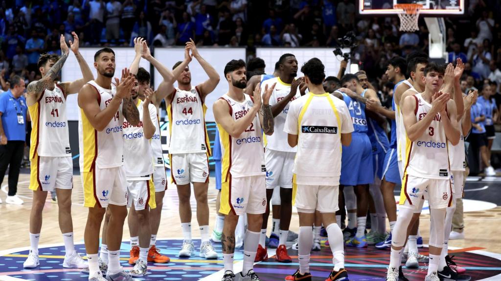 Los jugadores de la Selección agradecen el apoyo de la afición después de caer 'in extremis' ante Grecia.