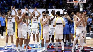 Los jugadores de la Selección agradecen el apoyo de la afición después de caer 'in extremis' ante Grecia.