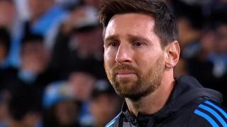 Leo Messi, emocionado al escuchar el himno de Argentina.