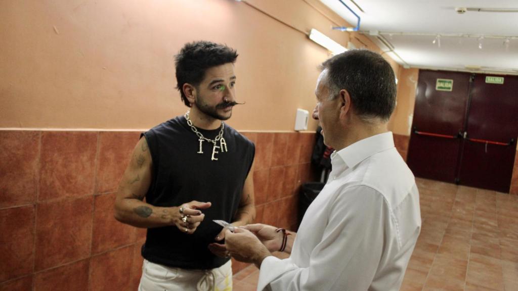 Camilo recibe una estampa de la Virgen de los Llanos de la mano del alcalde de Albacete, Manuel Serrano.
