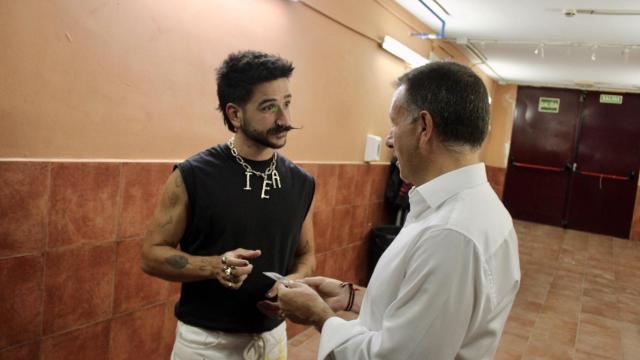 Camilo recibe una estampa de la Virgen de los Llanos de la mano del alcalde de Albacete, Manuel Serrano.