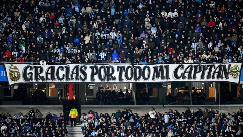 La pancarta de los aficionados argentinos que rindieron homenaje a Messi.