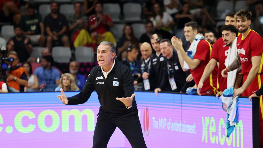 Sergio Scariolo dando instrucciones a sus jugadores durante el partido ante Italia.