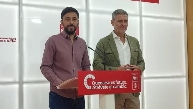 El secretario de Política Municipal del PSOECyL, Fran Díaz, y el portavoz de Medio Ambiente del Grupo Socialista en las Cortes, José Luis Vázquez, durante su rueda de prensa de este viernes