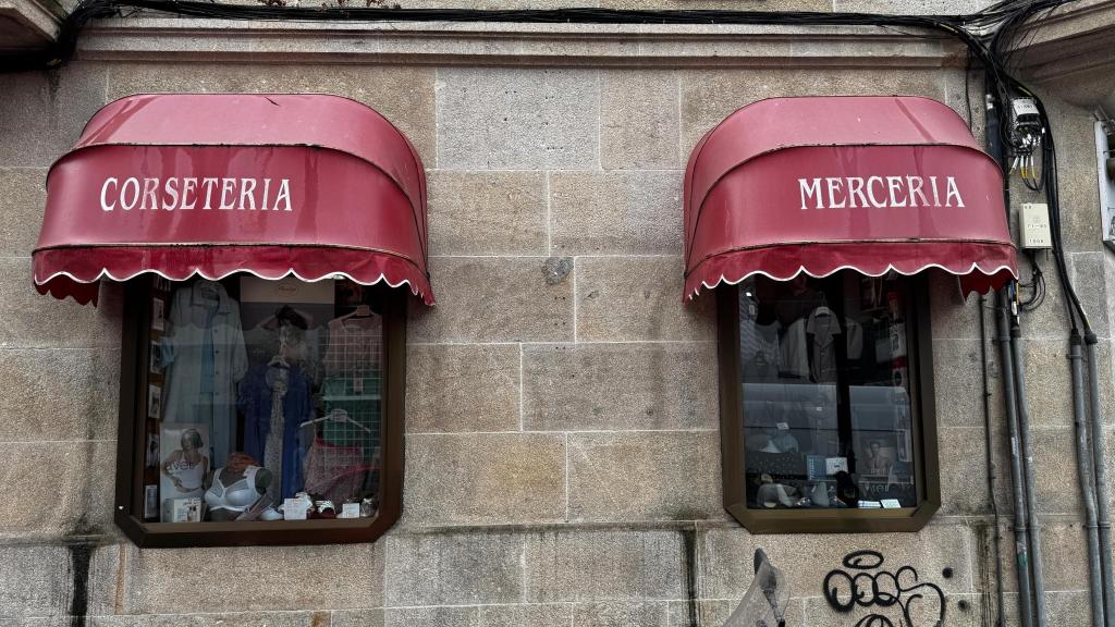 Toldos de Mercería Tuya en la calle Venezuela, Vigo