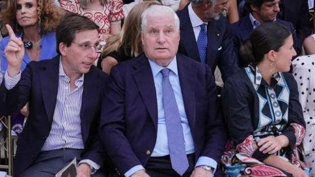 De izquierda a derecha, José Luis Martínez-Almeida, el duque de Alba y Teresa Urquijo.