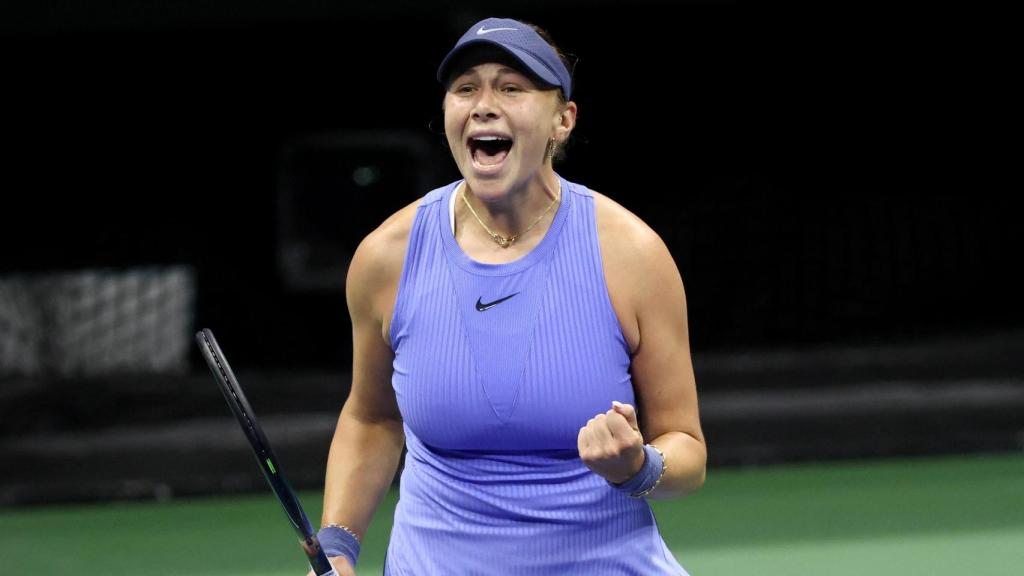 Anisimova celebra la victoria ante Naomi Osaka.