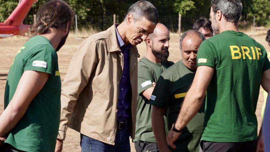 El presidente del Gobierno, Pedro Sánchez, visita la base de la Brigada de Refuerzo en Incendios Forestales, Brif, de Tabuyo del Monte (León).
