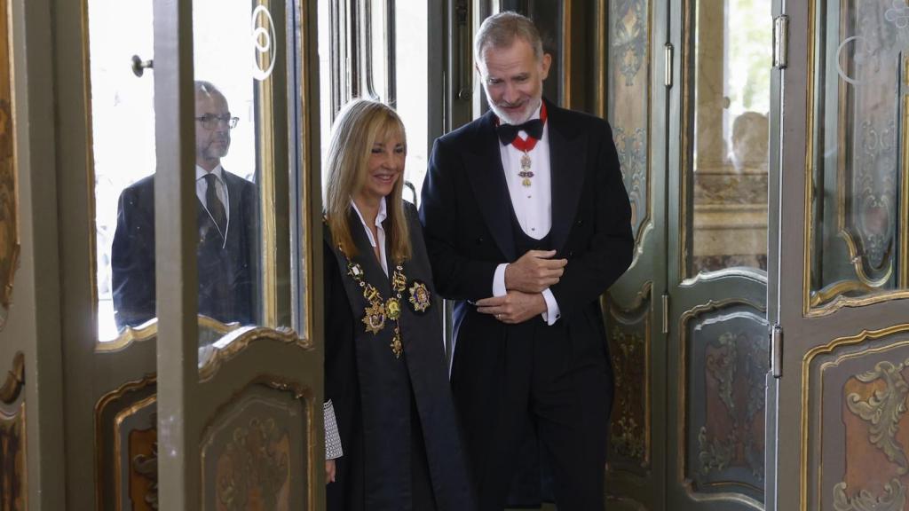 El rey Felipe VI es recibido por la presidenta del Tribunal Supremo y el CGPJ, Isabel Perelló.