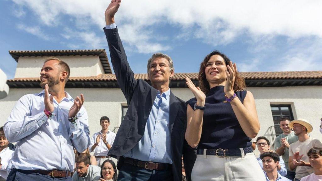 Alberto Escribano, Alberto Núñez Feijóo e Isabel Díaz Ayuso este viernes en Arganda del Rey.