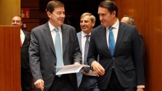 El presidente de la Junta, Alfonso Fernández Mañueco, junto al consejero de Medio Ambiente, Vivienda y Ordenación del Territorio, en un pleno de las Cortes de Castilla y León