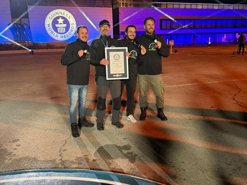 Cristian junto a sus compañeros cuando consiguieron la hazaña.