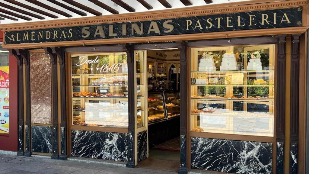 Fachada de la Pastelería Salinas.