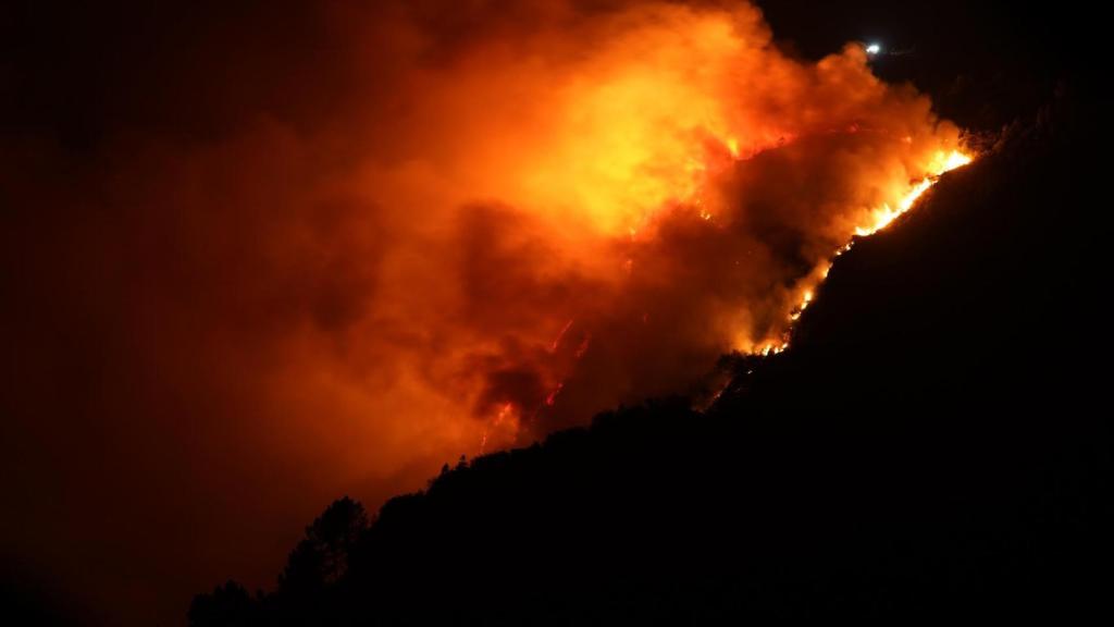 Vista del fuego, a 21 de agosto de 2025, en A Touza, Carballedo, Ourense, Galicia (España)