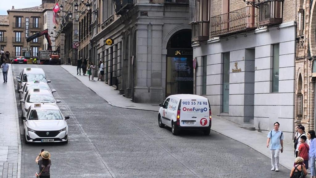 Parada de taxis junto a la plaza de Zocodover, en Toledo.