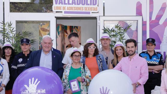 Jesús Julio Carnero, junto a Rodrigo Nieto, Carolina del Bosque, Julia González y otros representantes de la Mesa de las Mujeres en la presentación de la campaña 'Valladolid libre de agresiones sexistas'