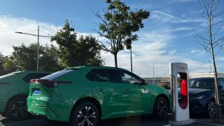 Vehículos de Bolt aparcados en la ciudad.