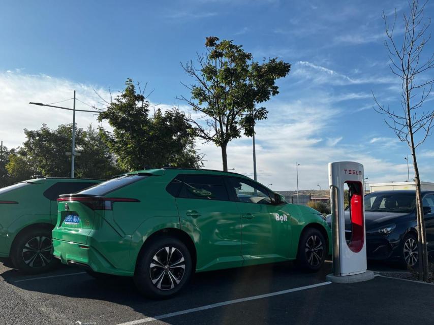 Vehículos de Bolt aparcados en la ciudad.