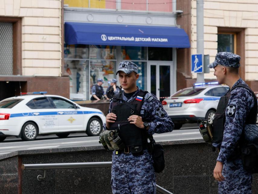 Dos agentes de policía rusos patrullan una calle de Moscú tras una explosión de gas.