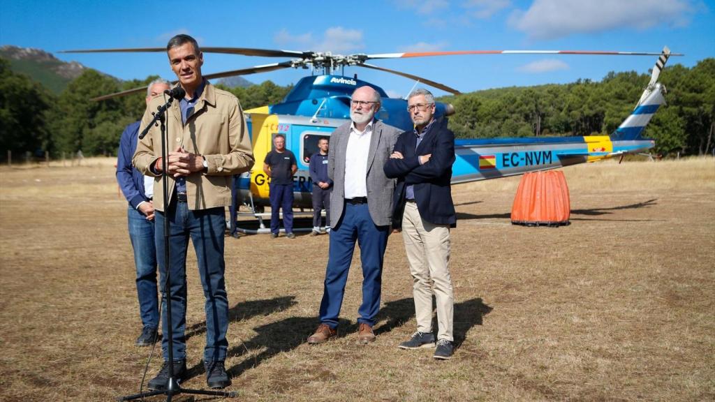 El presidente del Gobierno, Pedro Sánchez, interviene durante su visita a la base de la Brigada de Refuerzo en Incendios Forestales (BRIF) de Tabuyo del Monte (León)