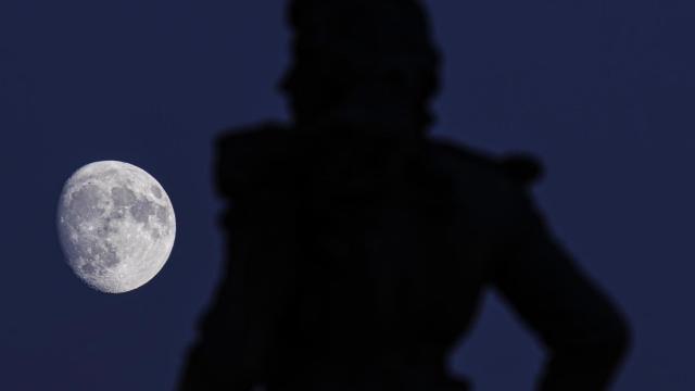 Vista de la Luna en fase creciente desde Zaragoza.