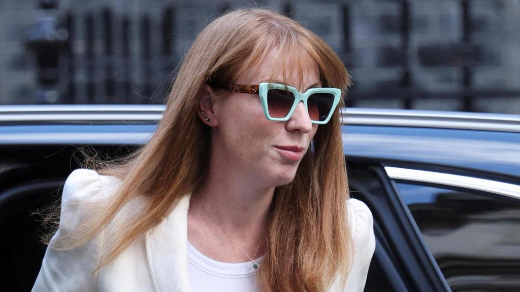 La viceprimera ministra británica, Angela Rayner, llega a una reunión de gabinete en Downing Street en Londres.