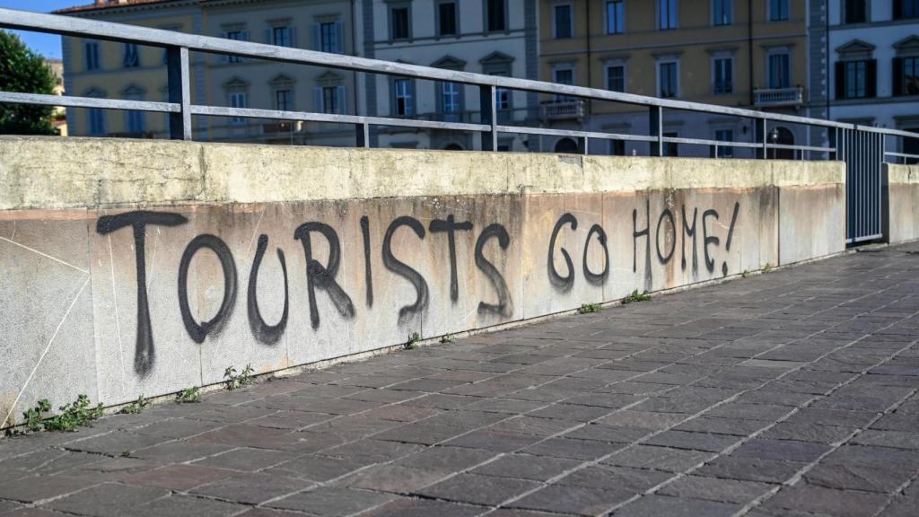 Una pintada en contra del turismo masivo