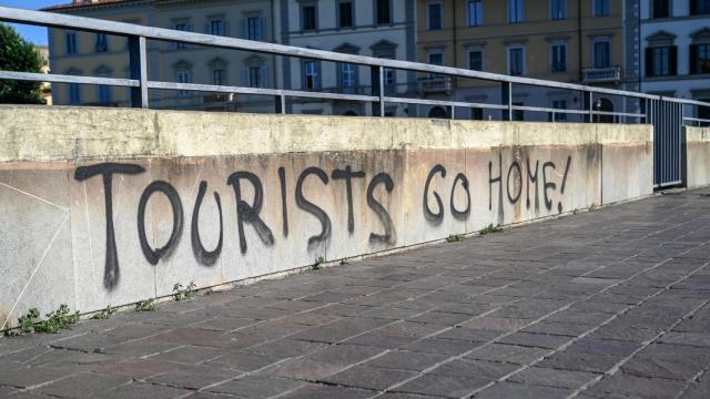 Una pintada en contra del turismo masivo