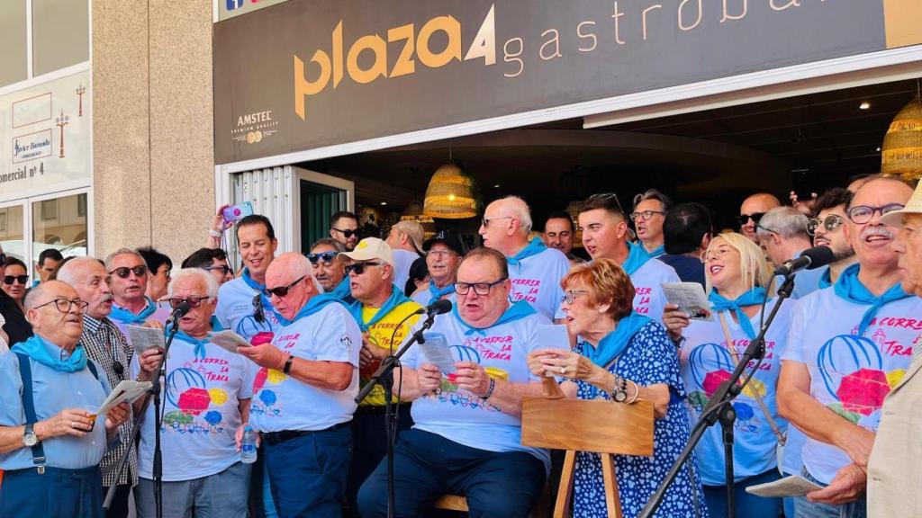 Integrantes de la peña de los Caracoles cantando en la Plaza Mayor de Elda