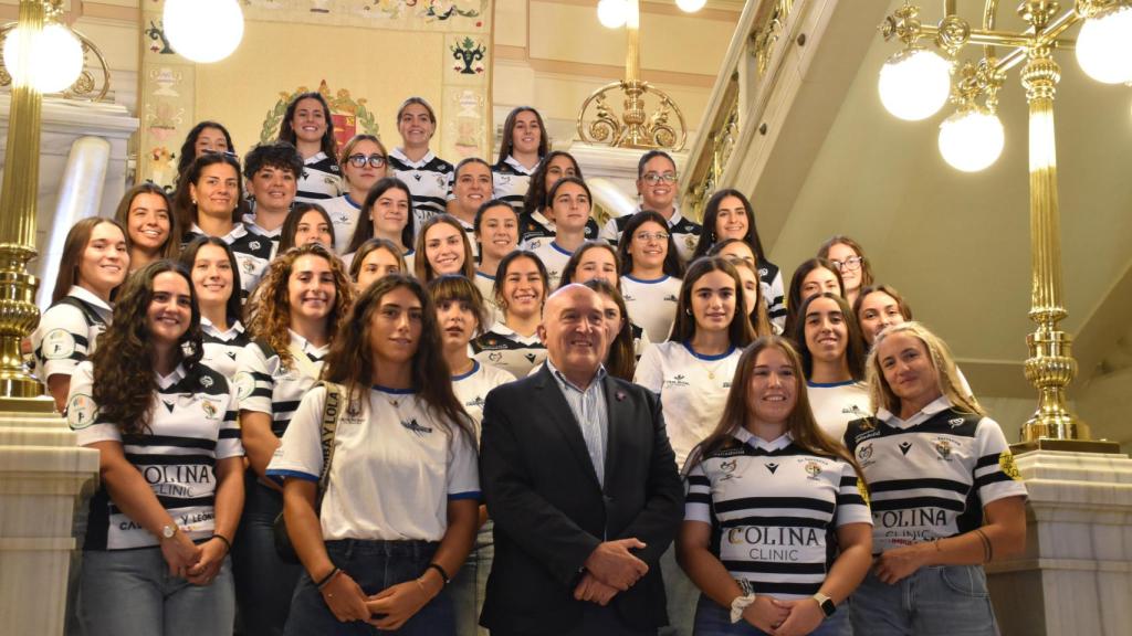 Jesús Julio Carnero junto a las chicas del CPLV Munia Panteras y el Colina Clinic El Salvador, pregoneras de las Ferias y Fiestas de la Virgen de San Lorenzo 2025 de Valladolid