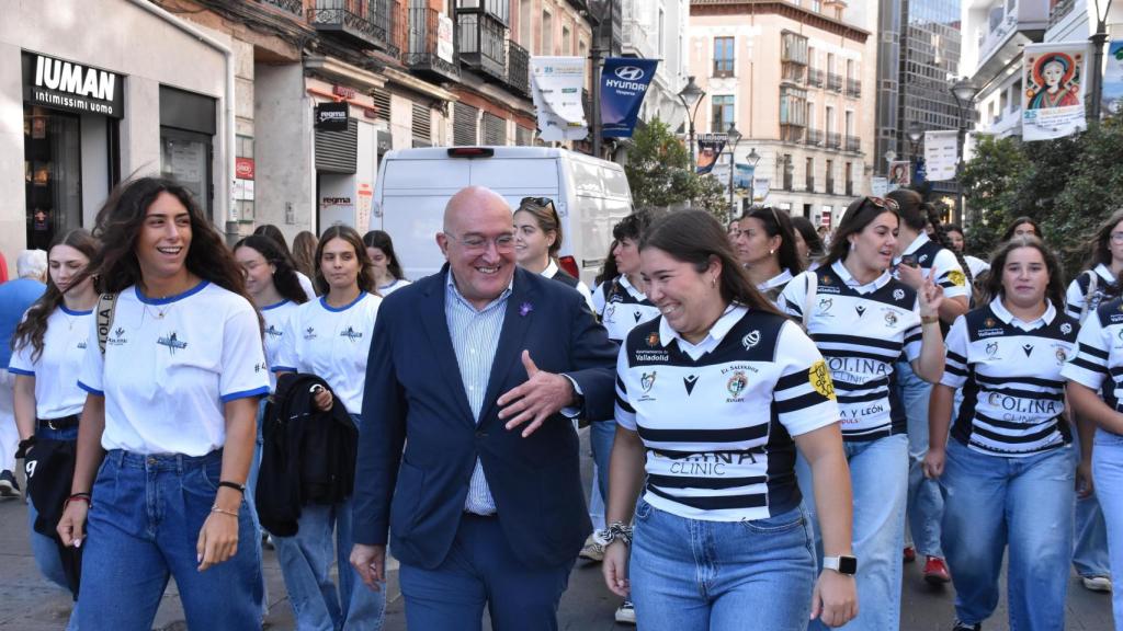 Jesús Julio Carnero acompaña a las chicas del CPLV y el Chami al Ayuntamiento de Valladolid