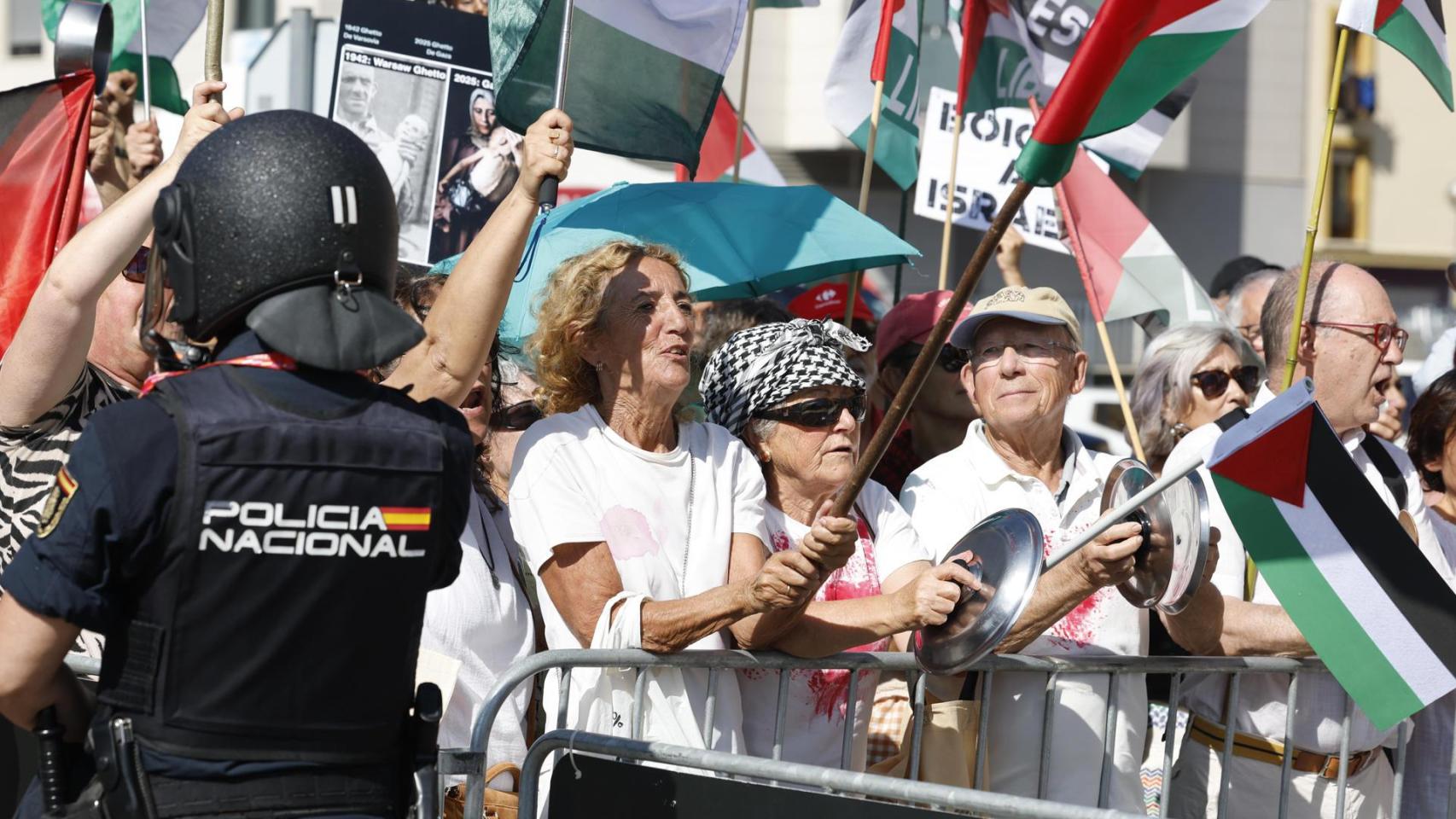 Activistas protestan en apoyo a Palestina antes del comienzo de la etapa 13 de La Vuelta.