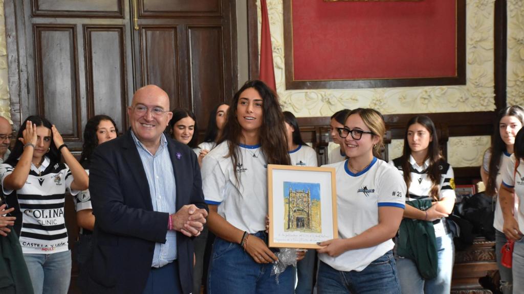 Carnero ha compartido un obsequio con las deportistas para que recuerden este momento para siempre