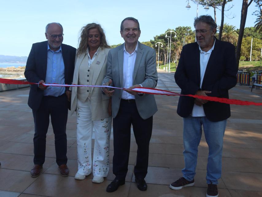 Caballero en la inauguración de  la nueva playa de Samil