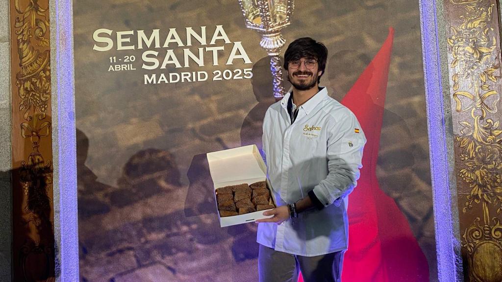 Carlos Valverde muestra torrijas de la Pastelería Salinas en la Semana Santa de este año.