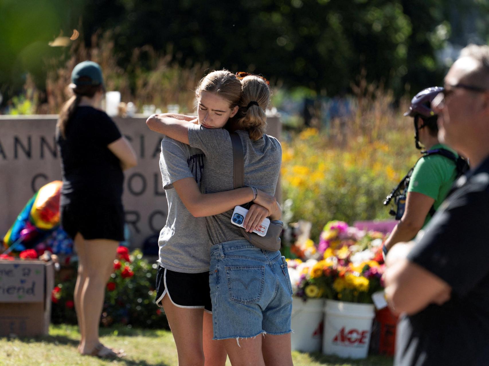 Escena tras el tiroteo en una escuela primaria de Mineápolis.