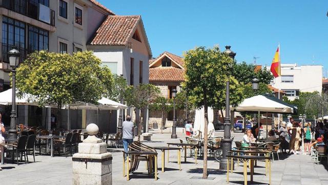 Vista de una plaza de Torrelodones.