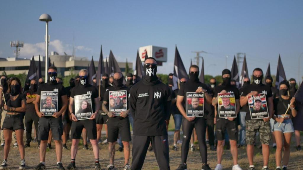 Varios miembros de la asociación, en una imagen promocional de su web.