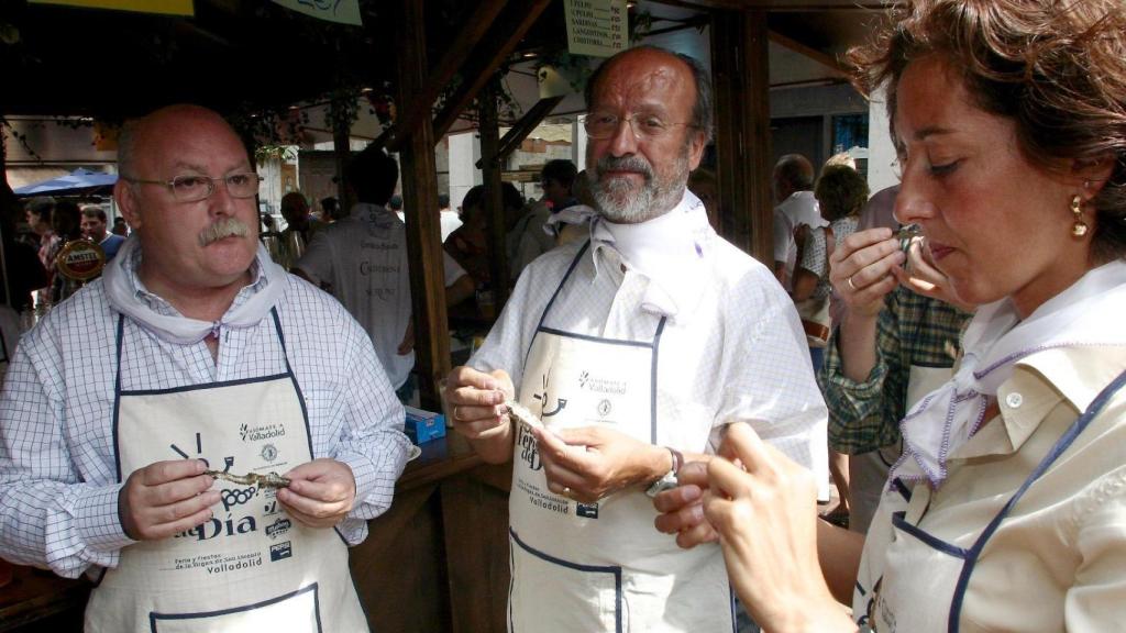 Inauguración oficial de la Feria de Día. En la imagen, el alcalde de la ciudad, Javier León de la Riva (C), junto al presidente de la Asociación de Hostelería, Fernando Pérez (I)