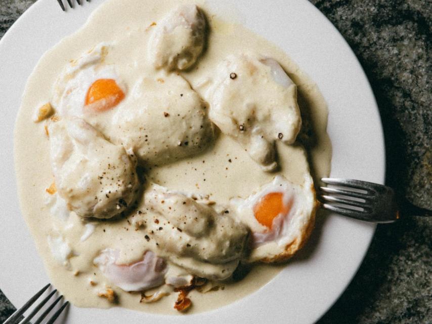 Las kokotxas al pilpil con huevos fritos.