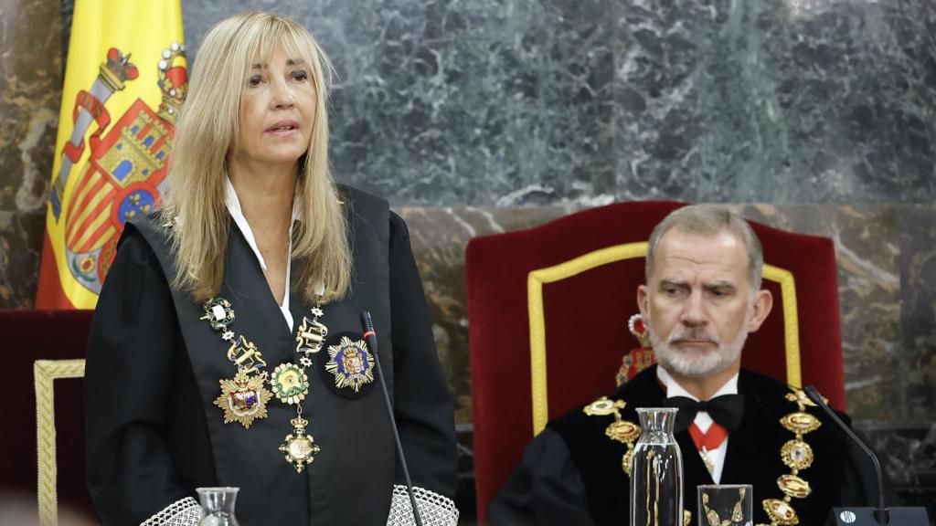 La presidenta del Tribunal Supremo y el Consejo General del Poder Judicial (CGPJ), Isabel Perelló, junto al rey Felipe VI