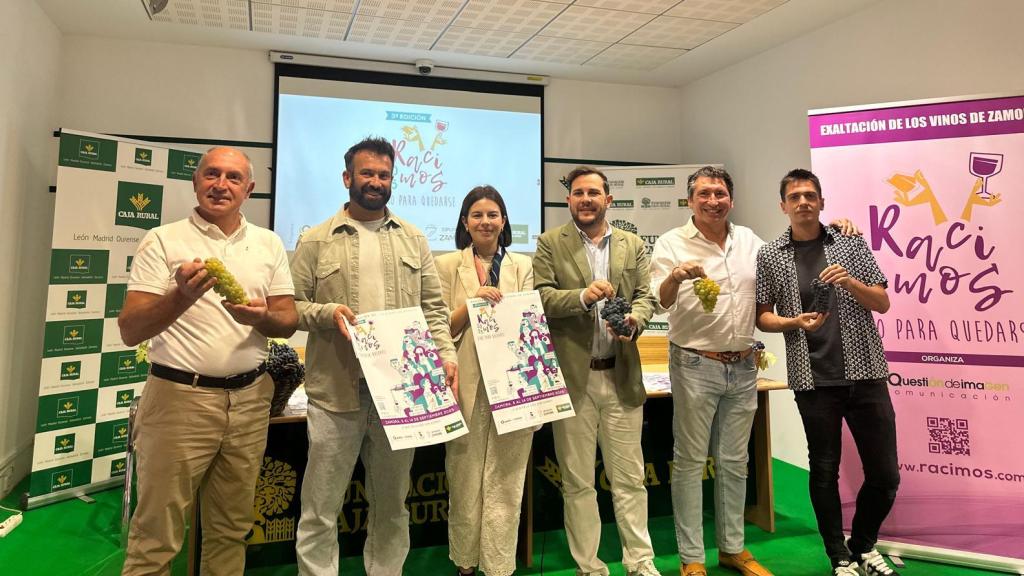 Pepe Herrero, responsable de Questión Imagen Comunicación; Ramiro Morán, presidente de la Ruta del Vino de Zamora; David Gago, concejal del Ayuntamiento de Zamora y Víctor López de la Parte, vicepresidente de la Diputación de Zamora y Miguel Álvarez, autor de la canción oficial.