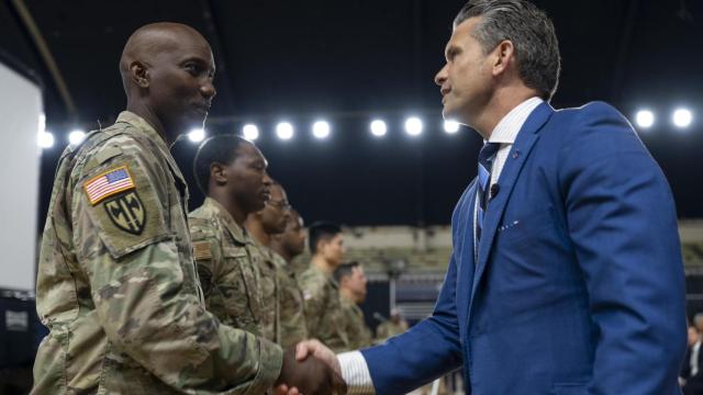 El secretario de Defensa, Pete Hegseth, se reúne con tropas de la Guardia Nacional en Washington, DC