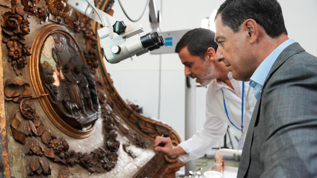 Juanma Moreno durante su visita al IAPH.