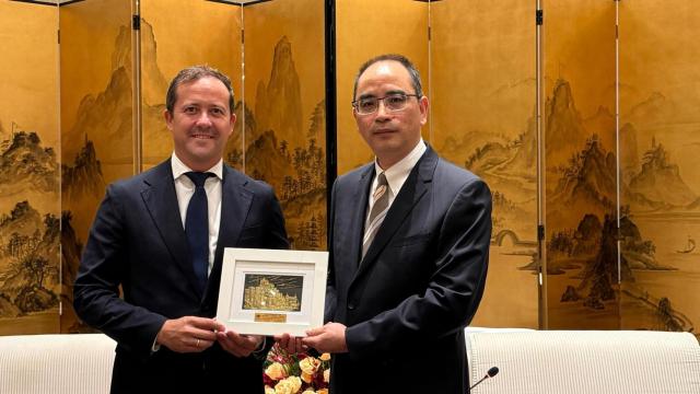 Carlos Velázquez en uno de los momentos de la visita.