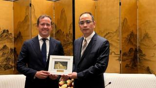 Carlos Velázquez recibe una placa.