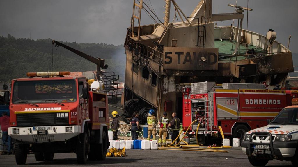 Agentes de los Servicios de Emergencias trabajan por apagar el incendio del buque Awadi, en el puerto de Ribeira, a 2 de septiembre de 2025, en Ribeira.